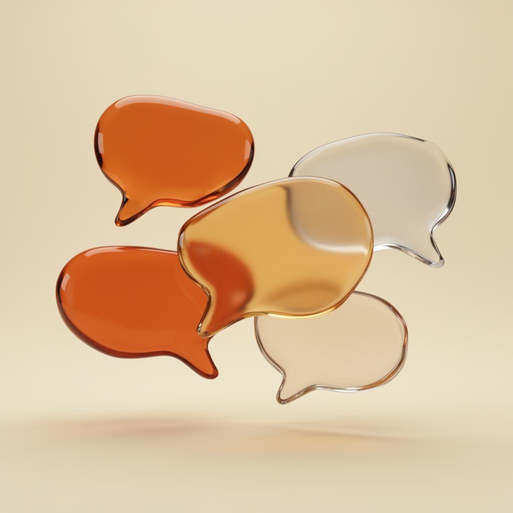 Bolhas de conversa em vidro laranja e cromo flutuando sobre fundo cream